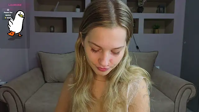 Snapshot of LinaCristonsen chatting on 11.16.25 LinaCristonsen online show from 11.16.25