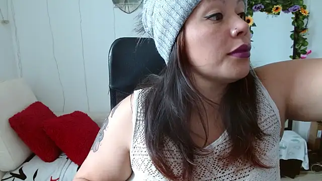 Snapshot of miss_evoleth2 chatting on 11.24.25 miss evoleth2 online show from 11.24.25