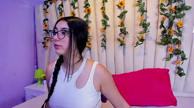 Snapshot of Lucy_Anall_ chatting on 02.08.25 Lucy Anall online show from 02.08.25