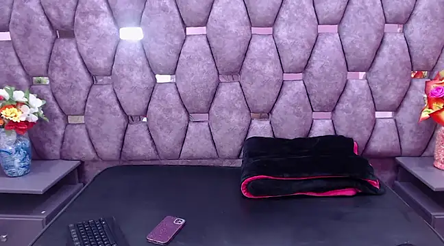 Miaa Thopmson online show from 12.19.24