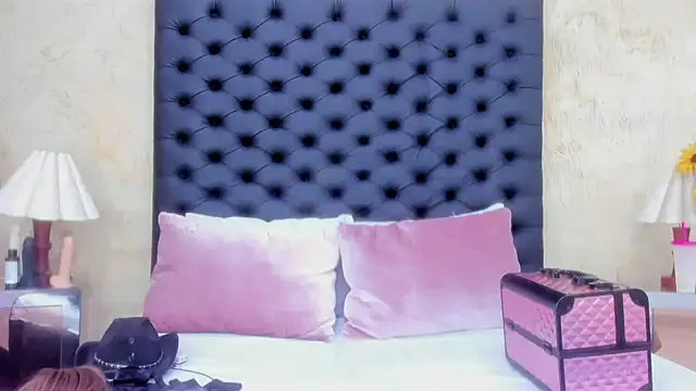 NahomiWhitel online show from 11.20.25