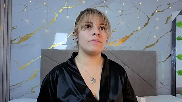 Snapshot of agatha_97_ chatting on 10.10.25 agatha 97 online show from 10.10.25