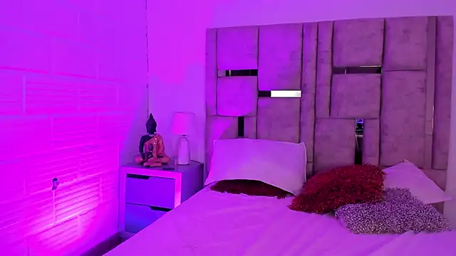 Snapshot of EmmaBecket2 chatting on 11.08.25 EmmaBecket2 online show from 11.08.25