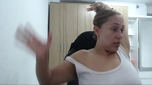 Snapshot of RoxanaLove9 chatting on 03.13.26 RoxanaLove9 online show from 03.13.26