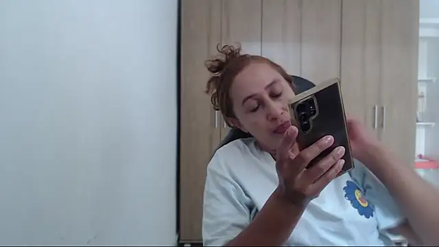 Snapshot of RoxanaLove9 chatting on 03.25.26 RoxanaLove9 online show from 03.25.26