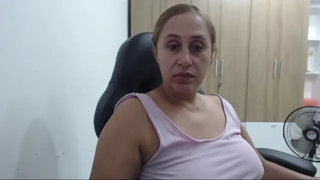 Snapshot of RoxanaLove9 chatting on 04.13.26 RoxanaLove9 online show from 04.13.26