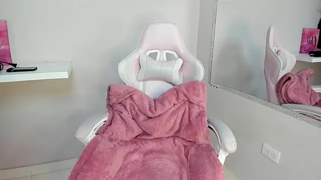 Snapshot of Annie9_ chatting on 02.09.25 Annie9 online show from 02.09.25