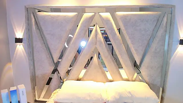 Snapshot of Annie9_ chatting on 10.05.25 Annie9 online show from 10.05.25