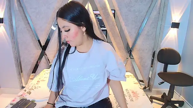 Snapshot of Annie9_ chatting on 10.10.25 Annie9 online show from 10.10.25