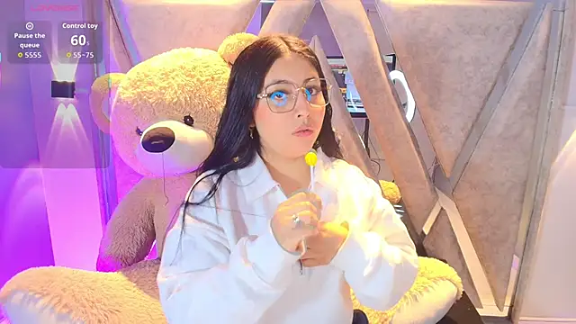 Snapshot of Annie9_ chatting on 11.08.25 Annie9 online show from 11.08.25