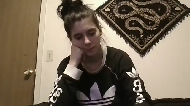 Prettypixie113 online show from 10.28.25