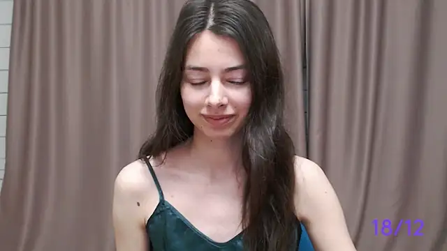 Snapshot of sweet_sweet_angel chatting on 12.18.24 sweet sweet angel online show from 12.18.24