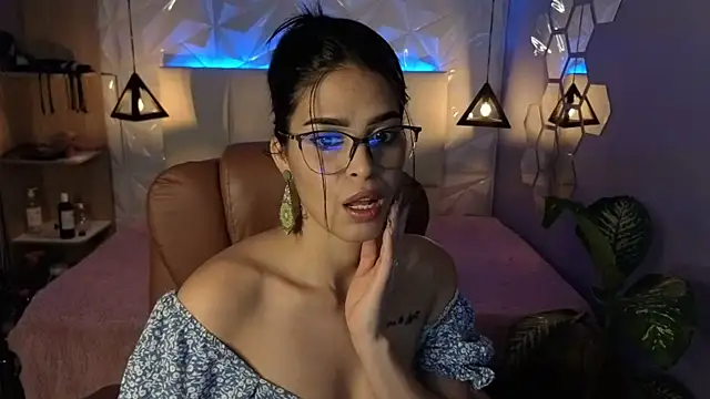 Snapshot of AlessiaVal_ chatting on 11.21.25 AlessiaVal online show from 11.21.25