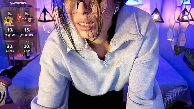 Snapshot of AlessiaVal_ chatting on 11.28.25 AlessiaVal online show from 11.28.25