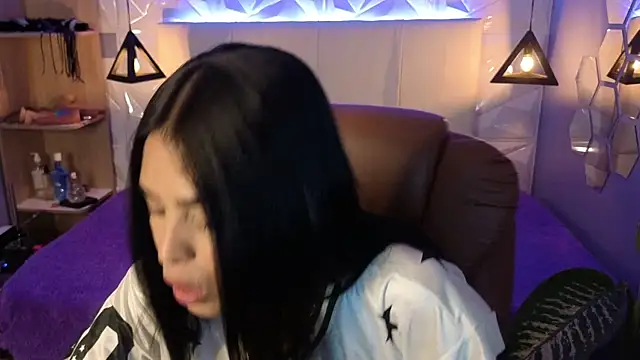 Snapshot of AlessiaVal_ chatting on 12.18.25 AlessiaVal online show from 12.18.25