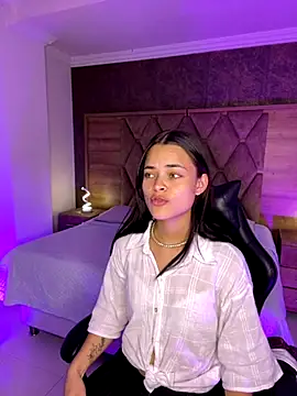 Snapshot of HannaRhodes chatting on 10.24.25 HannaRhodes online show from 10.24.25