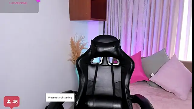 Snapshot of HannaRhodes chatting on 11.07.25 HannaRhodes online show from 11.07.25