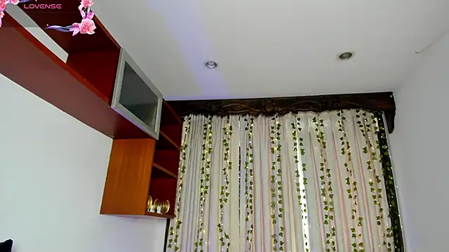 Snapshot of HannaRhodes chatting on 11.18.25 HannaRhodes online show from 11.18.25