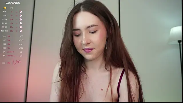 Snapshot of holyhee chatting on 03.18.25 holyhee online show from 03.18.25