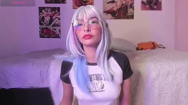 Snapshot of Luna-Chann chatting on 11.23.25 Luna-Chann online show from 11.23.25