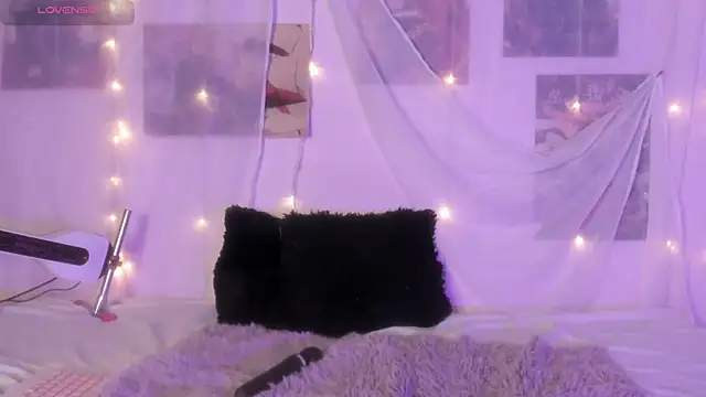 Snapshot of Luna-Chann chatting on 12.21.25 Luna-Chann online show from 12.21.25