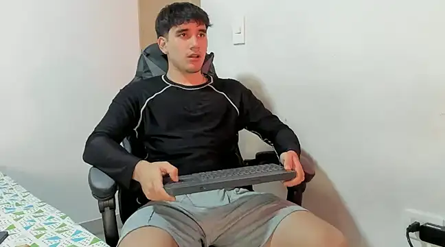 Snapshot of leo030809 chatting on 12.18.24 leo030809 online show from 12.18.24