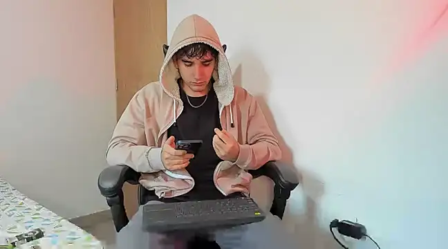 Snapshot of leo030809 chatting on 03.19.25 leo030809 online show from 03.19.25