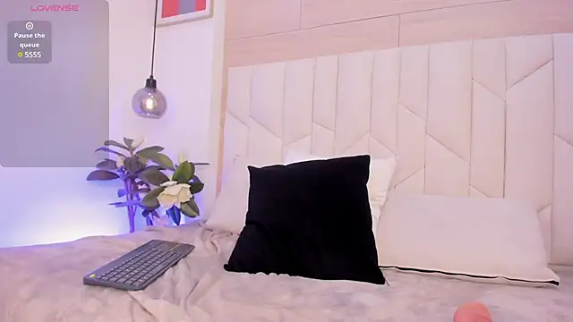 Snapshot of SaraMonroe1 chatting on 02.06.25 SaraMonroe1 online show from 02.06.25