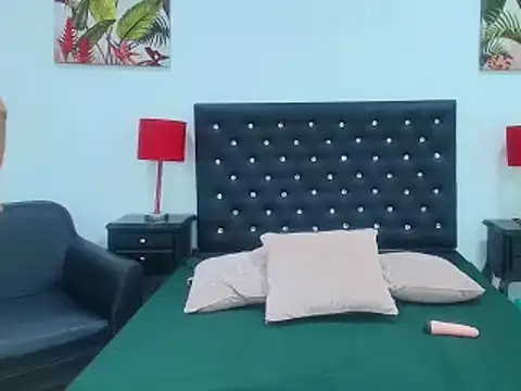 Snapshot of RominaKleiin chatting on 12.23.24 RominaKleiin online show from 12.23.24