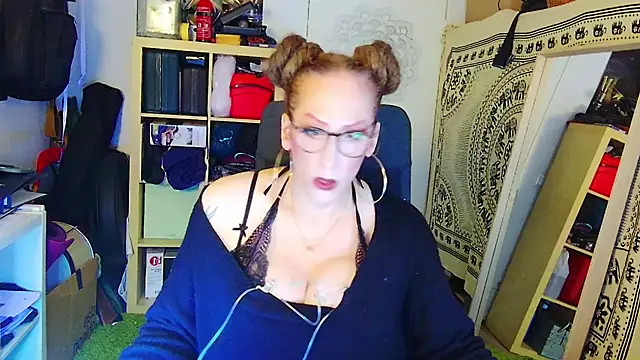 MaxiEmily online show from 02.10.25