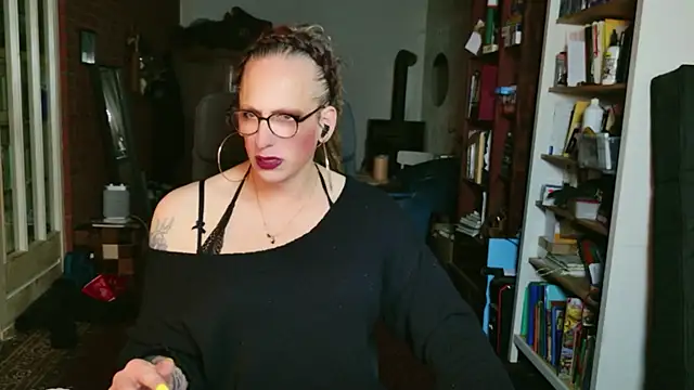 MaxiEmily online show from 10.25.25