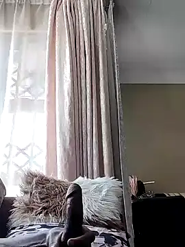 Snapshot of skinnybuddy chatting on 12.11.24 skinnybuddy online show from 12.11.24