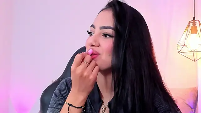 Snapshot of mallie_quinn chatting on 12.20.24 mallie quinn online show from 12.20.24