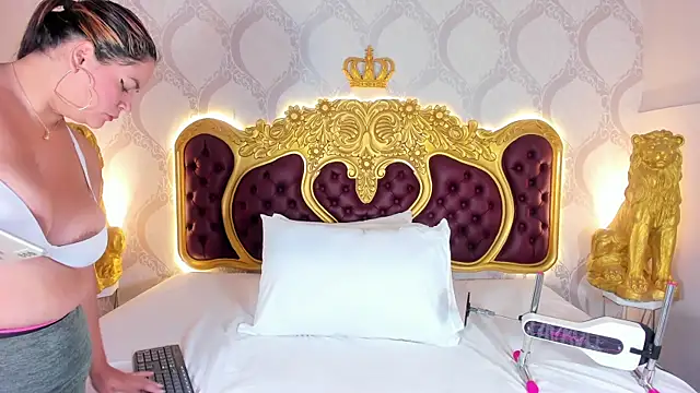 KendralHolson online show from 10.08.25