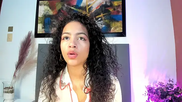 Snapshot of AntonellaHall_ chatting on 09.29.25 AntonellaHall online show from 09.29.25