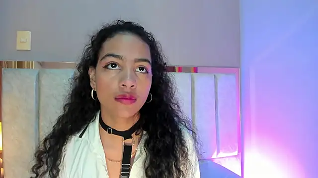 Snapshot of AntonellaHall_ chatting on 11.14.25 AntonellaHall online show from 11.14.25