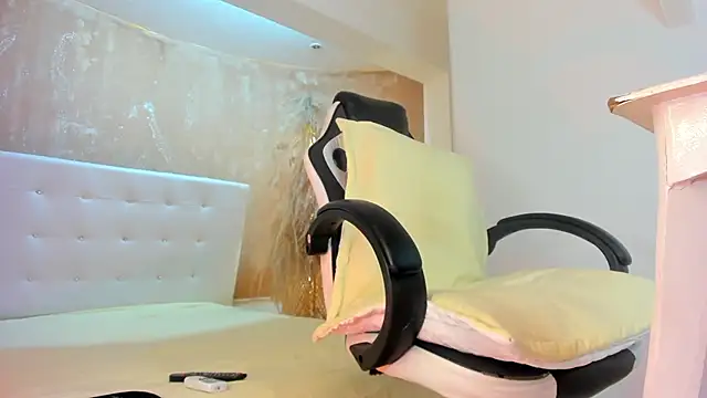 APRILL FOXX online show from 01.25.25