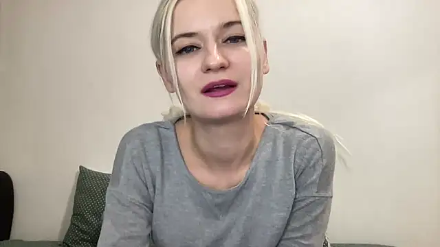 Snapshot of Onika_Love chatting on 11.24.25 Onika Love online show from 11.24.25