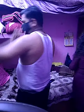 Snapshot of bobbyronak chatting on 09.17.25 bobbyronak online show from 09.17.25