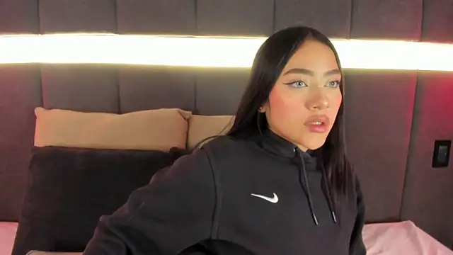 Snapshot of nicolle_pierce chatting on 09.24.25 nicolle pierce online show from 09.24.25