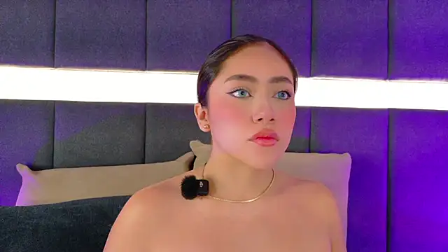 Snapshot of nicolle_pierce chatting on 10.21.25 nicolle pierce online show from 10.21.25