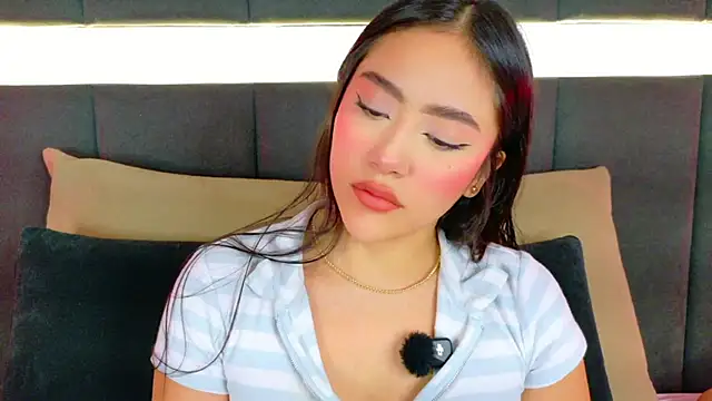 Snapshot of nicolle_pierce chatting on 10.28.25 nicolle pierce online show from 10.28.25