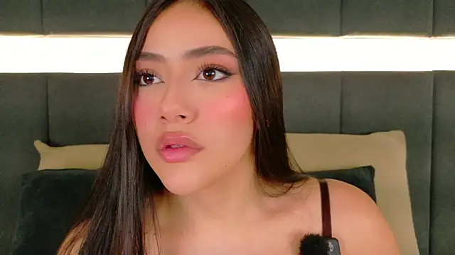 Snapshot of nicolle_pierce chatting on 10.30.25 nicolle pierce online show from 10.30.25