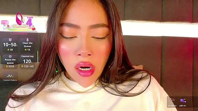 Snapshot of nicolle_pierce chatting on 11.15.25 nicolle pierce online show from 11.15.25