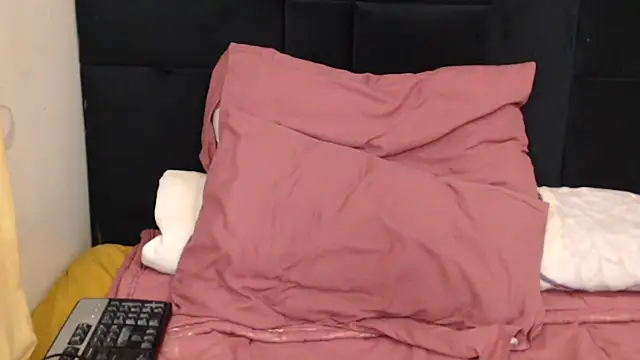 Snapshot of Busty-Londie chatting on 09.16.25 Busty-Londie online show from 09.16.25