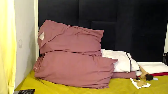 Snapshot of Busty-Londie chatting on 09.30.25 Busty-Londie online show from 09.30.25