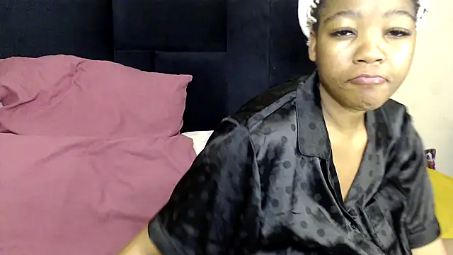 Snapshot of Busty-Londie chatting on 10.12.25 Busty-Londie online show from 10.12.25