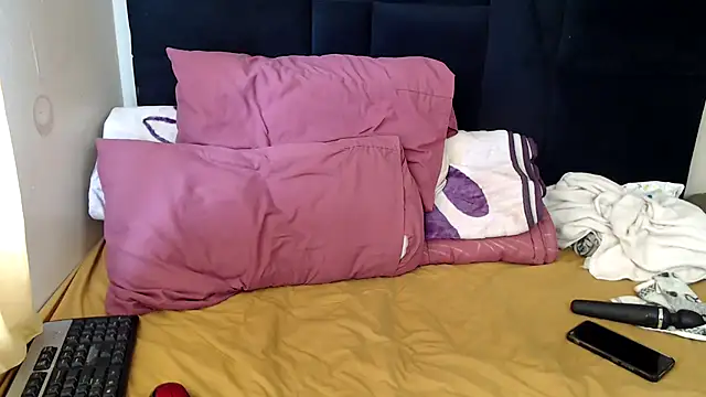 Snapshot of Busty-Londie chatting on 10.26.25 Busty-Londie online show from 10.26.25