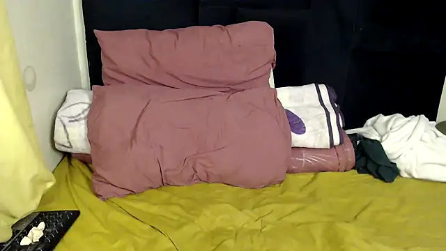 Snapshot of Busty-Londie chatting on 10.27.25 Busty-Londie online show from 10.27.25