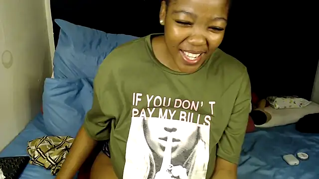 Snapshot of Busty-Londie chatting on 11.18.25 Busty-Londie online show from 11.18.25